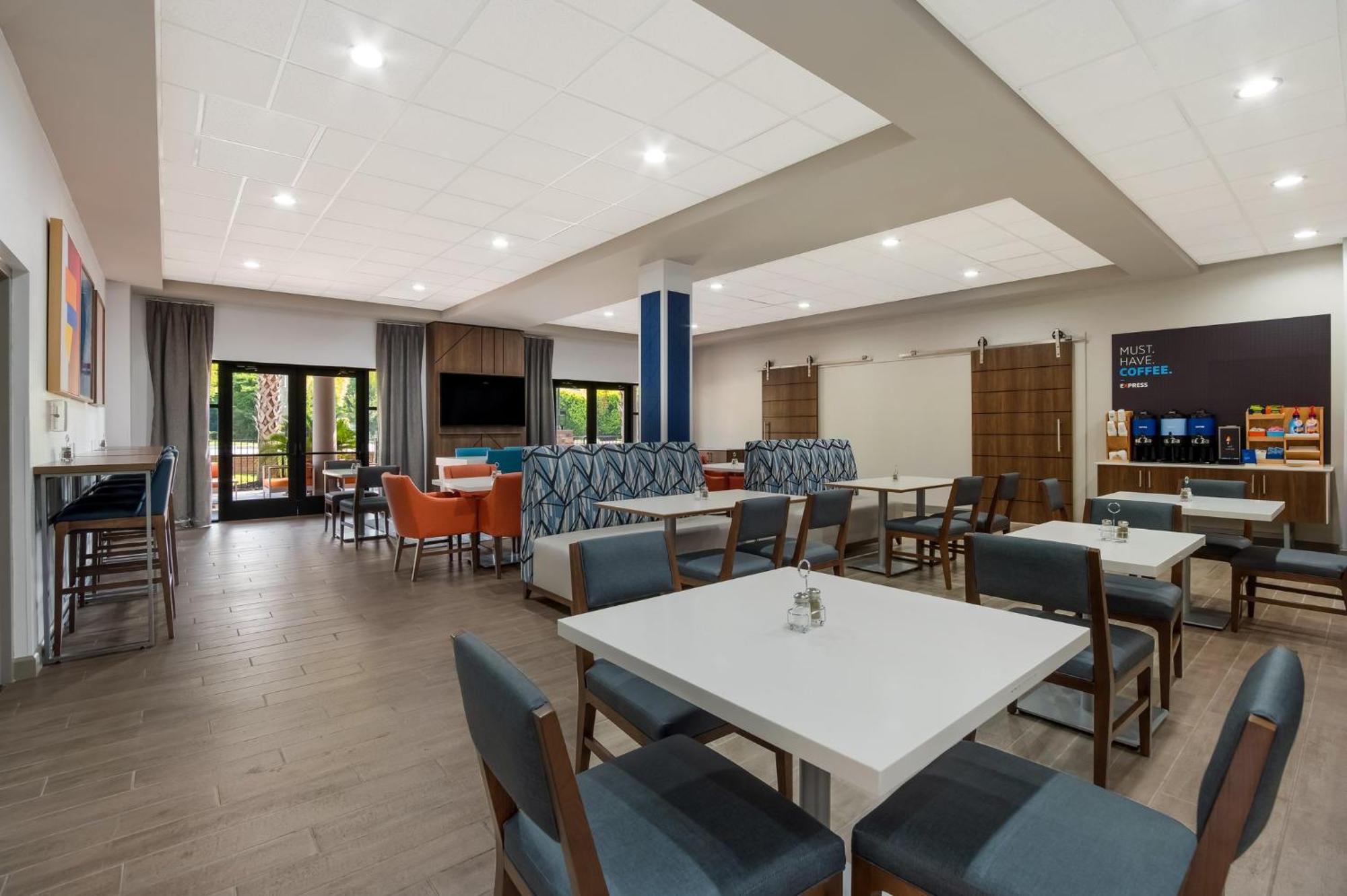 Holiday Inn Express & Suites Lexington By Ihg Exterior photo