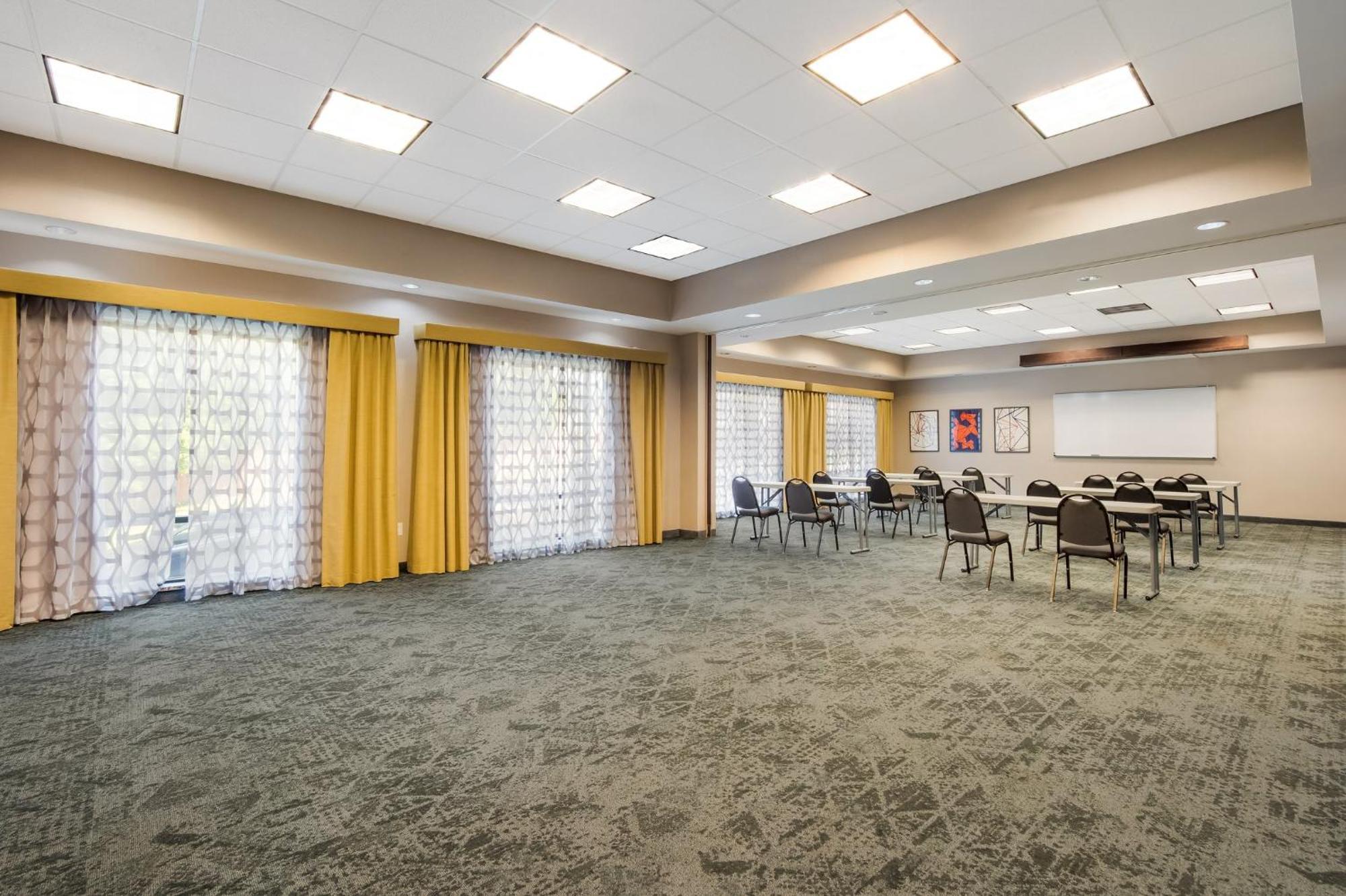 Holiday Inn Express & Suites Lexington By Ihg Exterior photo