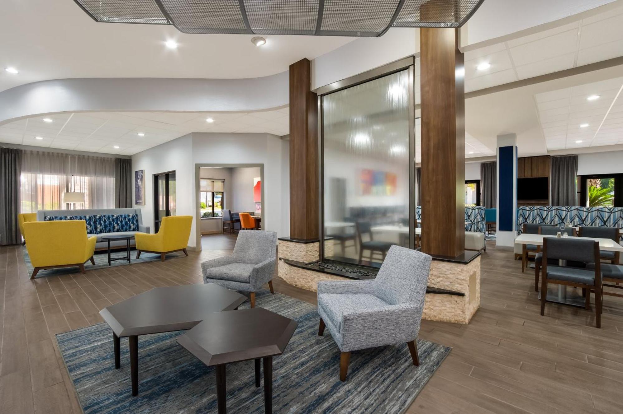 Holiday Inn Express & Suites Lexington By Ihg Exterior photo