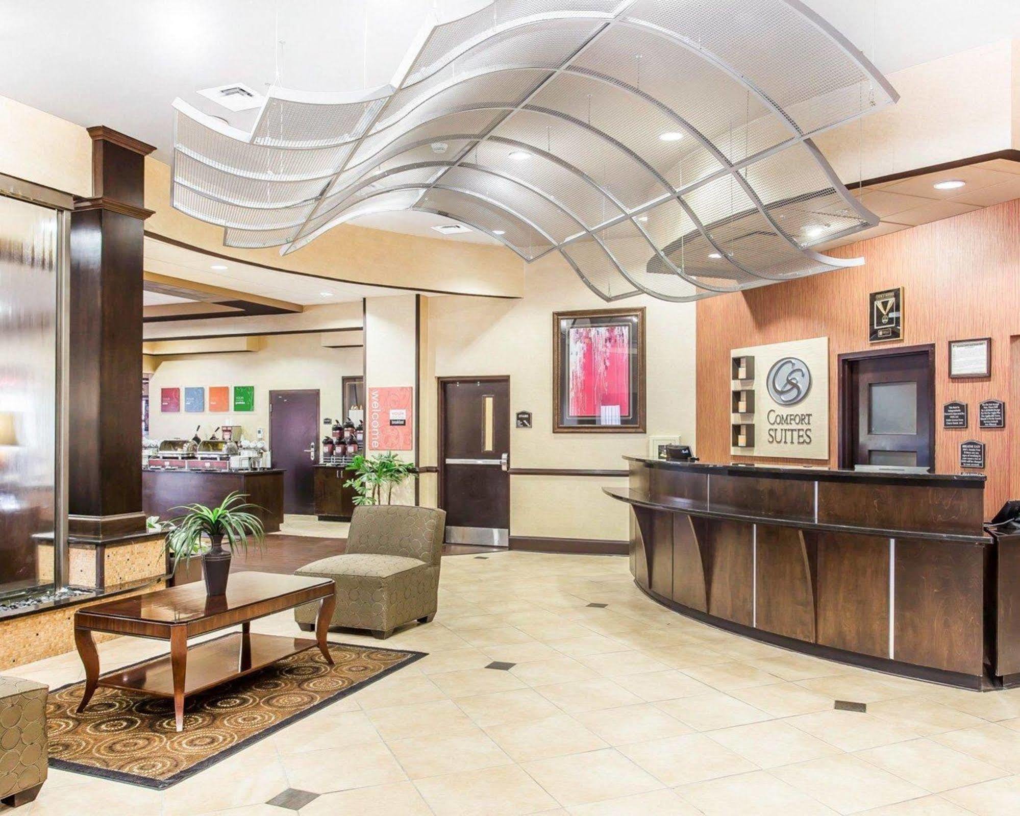 Holiday Inn Express & Suites Lexington By Ihg Exterior photo
